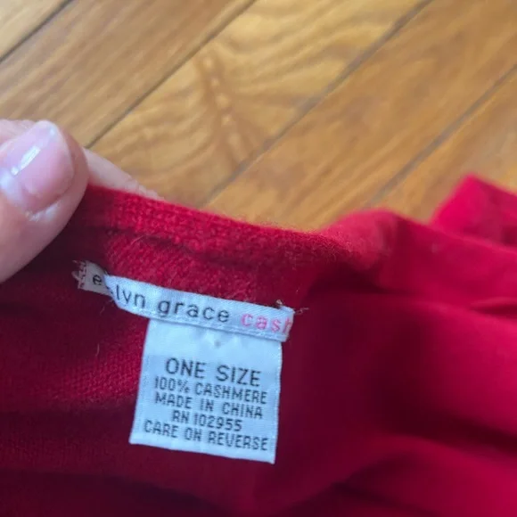 Elegant Red Cashmere Wrap - Picture 2 of 3